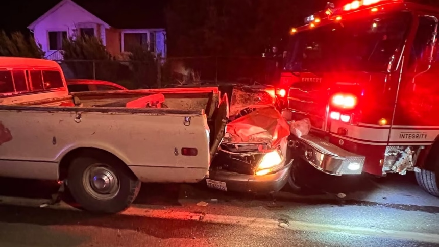 En una noche que parecía rutinaria para los bomberos de Everett, en Washington, un hecho insólito se registró cuando un hombre robó un camión de bomberos valorado en hasta un millón de dólares y lo condujo de forma temeraria por la ciudad, estrellándolo contra al menos 16 vehículos estacionados. 