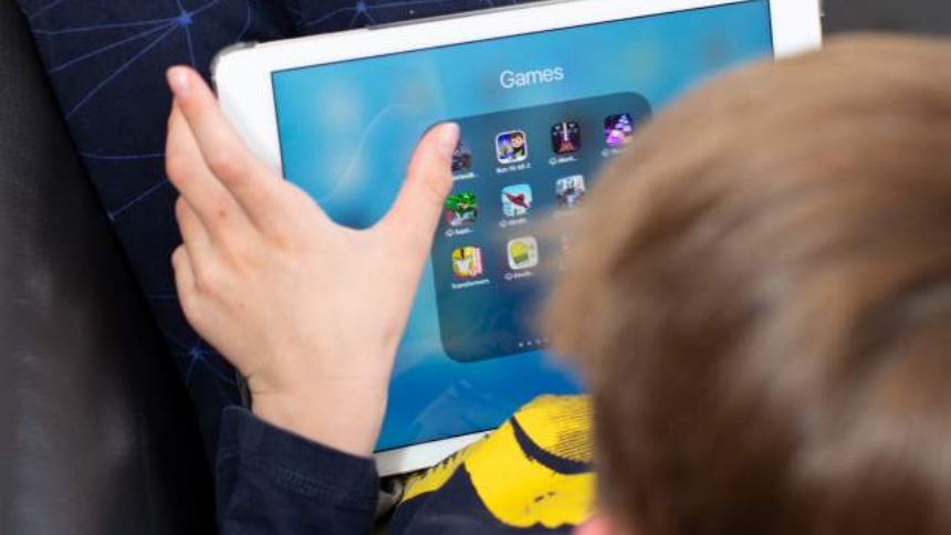 Lo que comenzó como un simple descuido en un vuelo internacional, terminó en una demanda que pone en jaque la reputación de la aerolínea estadounidense Delta Air Lines.  