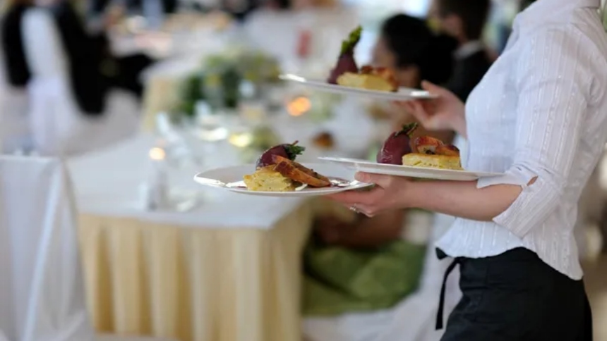 En un giro inesperado, digno de una comedia laboral, Lucía, una mesera de un restaurante, protagonizó una escena que ha conquistado las redes sociales: quedó atrapada en el montacargas del local y pidió ayuda con un mensaje espontáneo como sorprendente.  