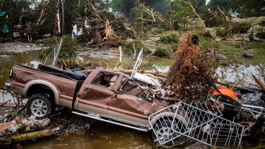 Lo que debía ser un verano de juegos, oración y amistad se convirtió en una pesadilla inimaginable en el corazón de Texas (EEUU), luego de que un campamento cristiano para niñas Camp Mystic, fundado en 1926 y ubicado a orillas del río Guadalupe, fue arrasado por una inundación repentina durante la madrugada del 4 de julio.  