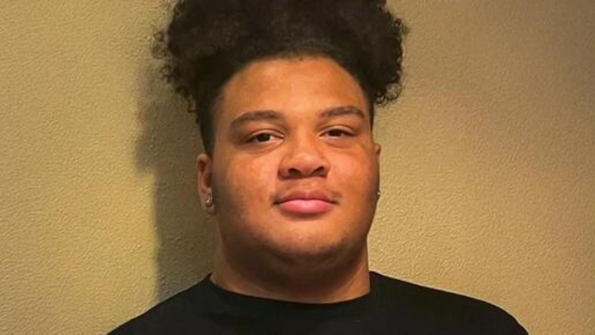 En medio de una ola de calor que azota algunas regiones en EEUU, la historia de Joshua Henderson, un joven jugador de fútbol americano de 16 años, sacudió a la comunidad de Tennessee.  