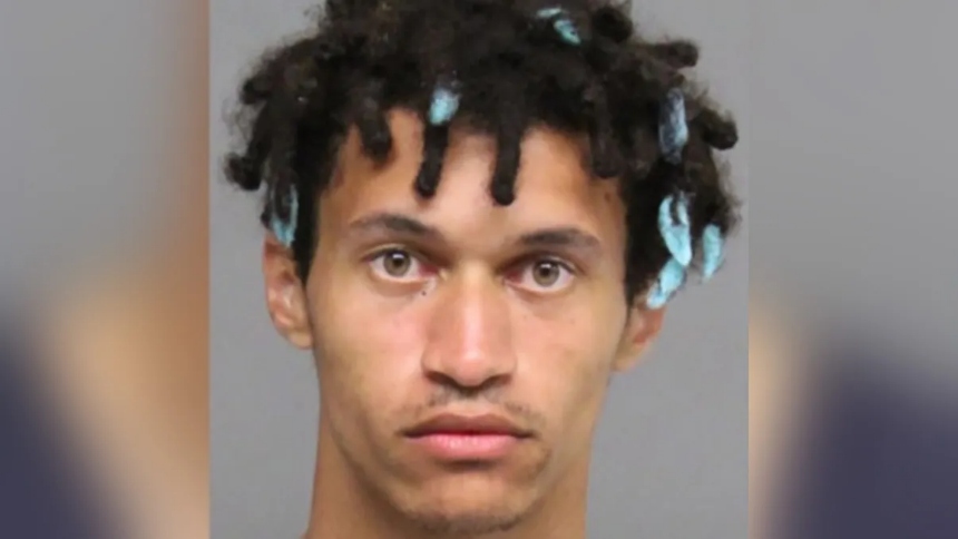 Un joven, de 23 años, identificado como Gavin Thompson, fue arrestado tras protagonizar una persecución policial en Nebraska (EEUU) mientras conducía un carro robado que contenía el cadáver de una mujer desaparecida.  