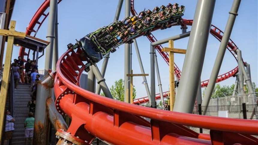 Lo que prometía ser una jornada de adrenalina terminó en una escena digna de una película de suspenso, cuando el pasado sábado, 26 de julio, decenas de visitantes del parque Cedar Point, en Ohio (EEUU), quedaron varados en lo alto de la montaña rusa Siren’s Curse, la más alta y rápida de su tipo en Estados Unidos.  