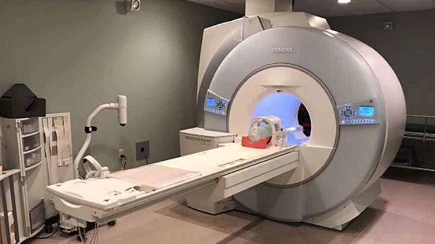 Un hombre de 61 años fue arrastrado violentamente por una máquina de resonancia magnética en el centro Nassau Open MRI, ubicado en Westbury, Nueva York (EEUU), tras ingresar a la sala de exámenes con una cadena metálica alrededor del cuello.  