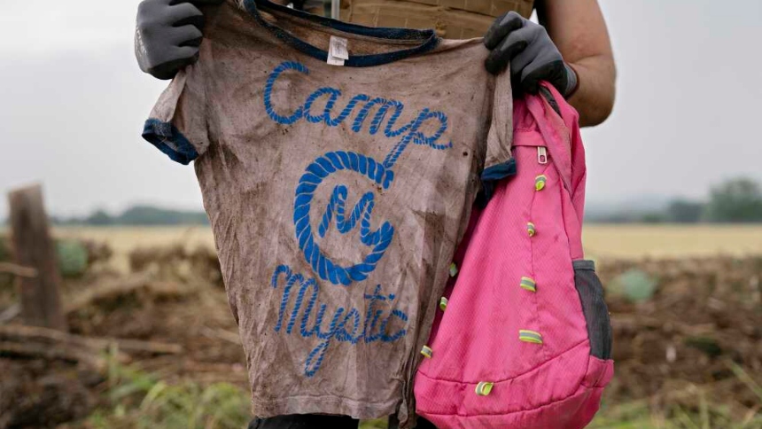 En una ironía devastadora, el Camp Mystic —un campamento cristiano para niñas ubicado en Hunt, Texas— recibió la aprobación estatal de su plan de emergencia el 2 de julio, solo dos días antes de que una inundación catastrófica arrasara sus instalaciones. 
