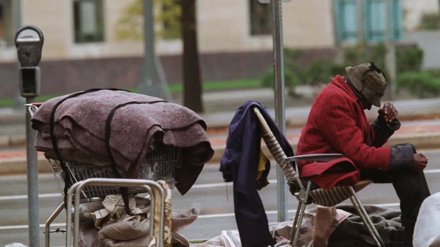 Trump firmó decreto para desalojar de las calles a personas sin hogar