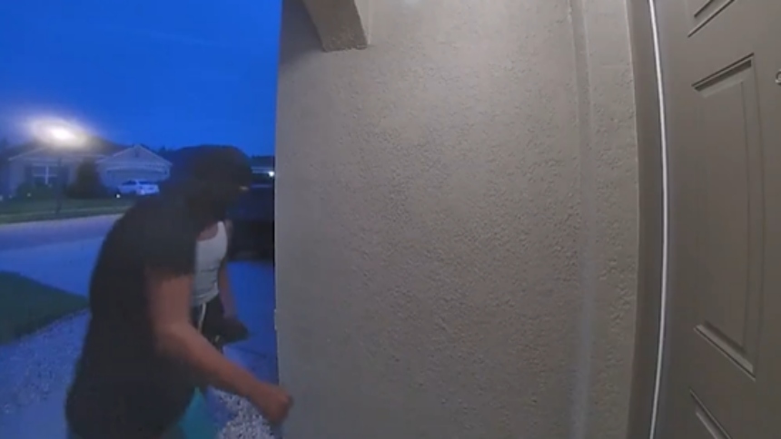 En un nuevo episodio que evidencia los peligros de las tendencias virales, dos adolescentes de 15 y 13 años fueron arrestados en Florida (EEUU) tras participar en el llamado “door kicking challenge”.  