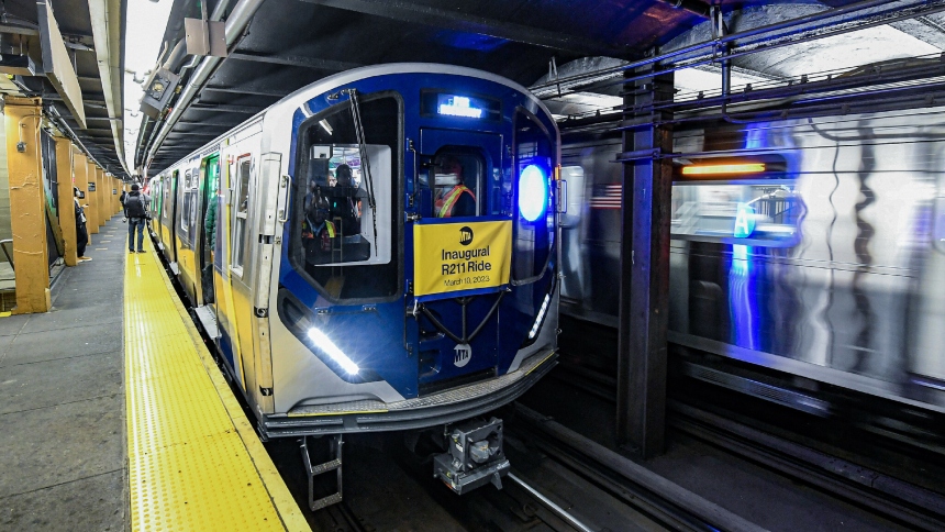 Un estremecedor episodio se registró en la estación Queensboro Plaza del metro de en Nueva York (EEUU), cuando un adolescente de 15 años fue encontrado inconsciente sobre el techo de un vagón en movimiento.  