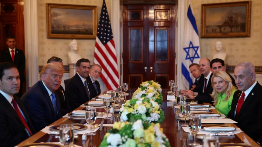 El presidente de EEUU, Donald Trump, recibió este lunes, 7 de julio, en la Casa Blanca al primer ministro israelí, Benjamin Netanyahu, y manifestó que confía que el movimiento terrorista palestino Hamas está dispuesto a acordar una tregua con Israel.