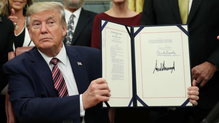 En una votación ajustada de 218 a 214, la Cámara de Representantes de EEUU dio luz verde este jueves, 3 de julio, al “gran y bello” megaproyecto de ley fiscal y presupuestario impulsado por el presidente de Estados Unidos, Donald Trump, bautizado como el “One Big Beautiful Bill”.  