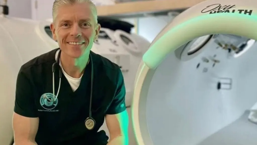 Una tragedia estremeció a la comunidad médica de Lake Havasu City, en Arizona (EEUU), cuando el Dr. Walter Foxcroft, fisioterapeuta de 43 años y fundador de la clínica Havasu Health and Hyperbarics, fue hallado sin vida dentro de una cámara hiperbárica completamente destruida por el fuego.  