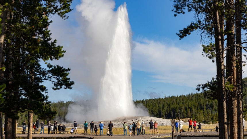 Un adolescente, de 17 años, sufrió quemaduras térmicas graves tras caer parcialmente en una fuente termal en el Parque Nacional de Yellowstone (EEUU).  