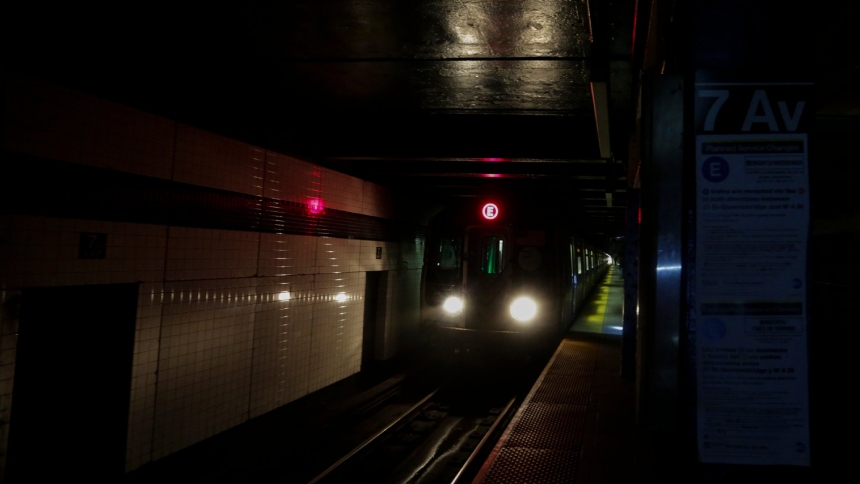 En plena hora pico de este martes, 29 de julio, un apagón eléctrico en el sistema de señales del metro de Nueva York (EEUU) desató una ola de retrasos, suspensiones y desvíos que afectaron a miles de pasajeros.  