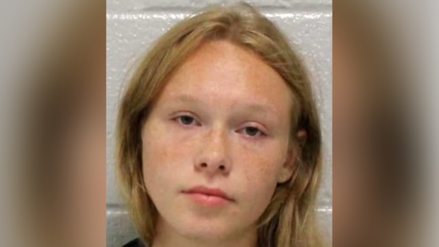 La Oficina del Sheriff del Condado de Carroll, en Georgia (EEUU), informó sobre la detención de Sarah Grace Patrick, una joven adolescente de 17 años acusada del asesinato de su madre, Kristin Brock, de 41 años, y de su padrastro, James Brock, de 45. 