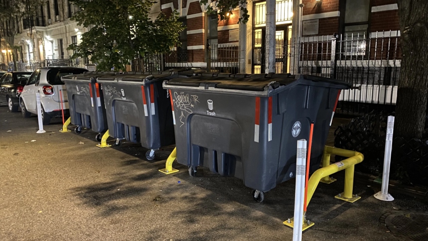 Un descubrimiento desgarrador sacudió a los residentes de Panorama City, en California (EEUU), cuando el cuerpo sin vida de un niño de entre tres y cuatro años fue encontrado junto a unos contenedores de basura en el bloque 8200 de Van Nuys Boulevard, dentro de un estacionamiento.  