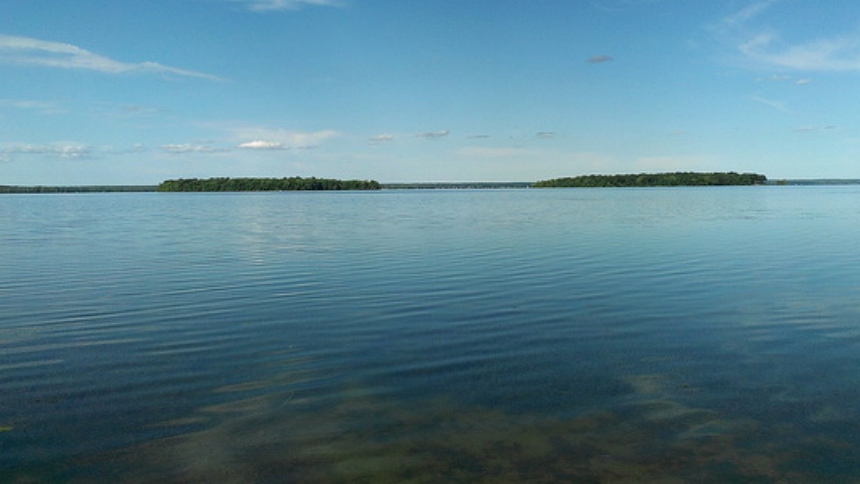 Lo que parecía una tarde tranquila en el extremo norte del lago Oneida, en Nueva York (EEUU), se convirtió en una escena de tragedia cuando un agente fuera de servicio notó un barco flotando sin ocupantes en las aguas.  