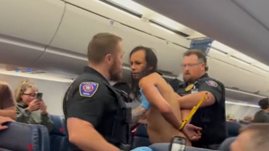 Lo que parecía un vuelo rutinario entre Atlanta y San Diego (EEUU) se convirtió en tensión, cuando el vuelo 731 de Delta Airlines tuvo que ser desviado a Dallas tras el comportamiento errático de un pasajero, quien se desnudó poco después del despegue.  