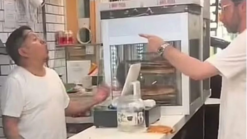 VIDEO VIRAL: Se cansó de los insultos de un cliente y le lanzó un pedazo de pizza a la cara