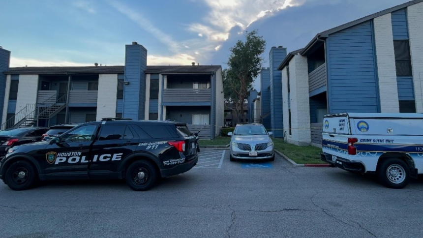 En un complejo de apartamentos al oeste de Houston, en Texas (EEUU), se descubrió una escena que estremeció a toda la comunidad, cuando tres niños pequeños —de apenas 1, 2 y 3 años— fueron encontrados vagando por la calle y pasillos del edificio, pidiendo comida a los vecinos.  