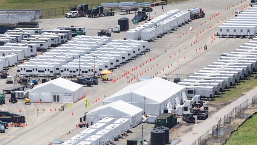 El gobierno de Florida (EEUU) comenzó los preparativos para establecer un segundo centro de detención de migrantes en el norte del estado, como complemento al polémico “Alligator Alcatraz”, que opera desde hace un mes en los Everglades.  