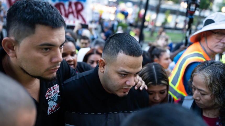 En otro giro dentro del complejo panorama migratorio estadounidense, Kilmar Ábrego García, ciudadano salvadoreño de 30 años, solicitó este miércoles, 27 de agosto, asilo político en Estados Unidos, lo que podría detener temporalmente su deportación.  