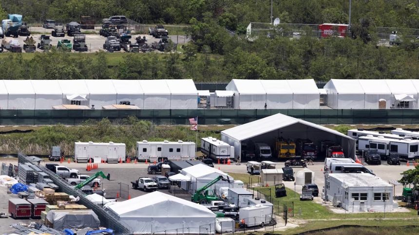 La jueza federal Kathleen M. Williams ordenó este jueves, 7 de agosto, la suspensión temporal de la construcción del centro de detención de migrantes conocido como “Alligator Alcatraz”, ubicado en los humedales de los Everglades, en Florida (EEUU).  