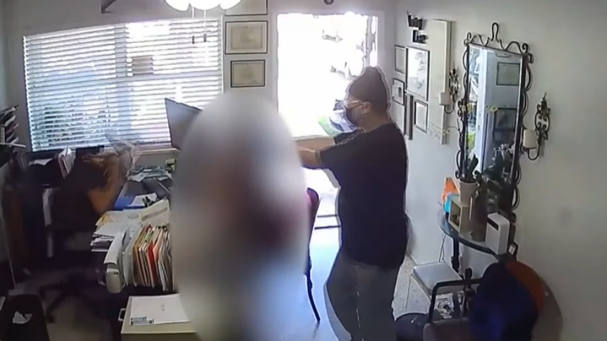 Un estremecedor video divulgado por la Oficina de la Fiscal Estatal de Miami-Dade, en Florida (EEUU), ha sacudido nuevamente a la comunidad del vecindario Fontainebleau, al mostrar el instante en que Pedro Pablo Linares, de 58 años, irrumpe en una vivienda y dispara repetidamente contra su hermana, Beatriz Linares-Calamita, de 60 años. 