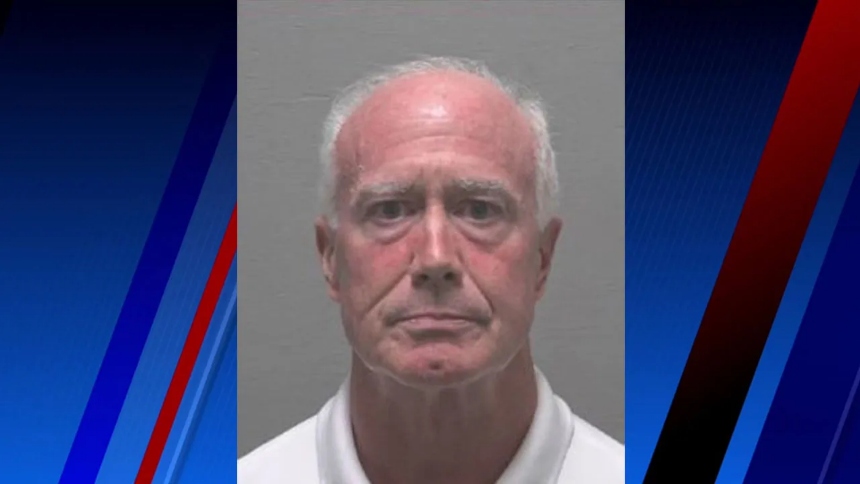 Un hecho insólito sacudió al condado de Surry, en Carolina del Norte (EEUU), cuando James Edwin Yokeley Jr., presidente de la Junta Electoral local, terminó arrestado tras ser acusado de introducir drogas ilícitas en el helado de sus dos nietas menores de edad.  