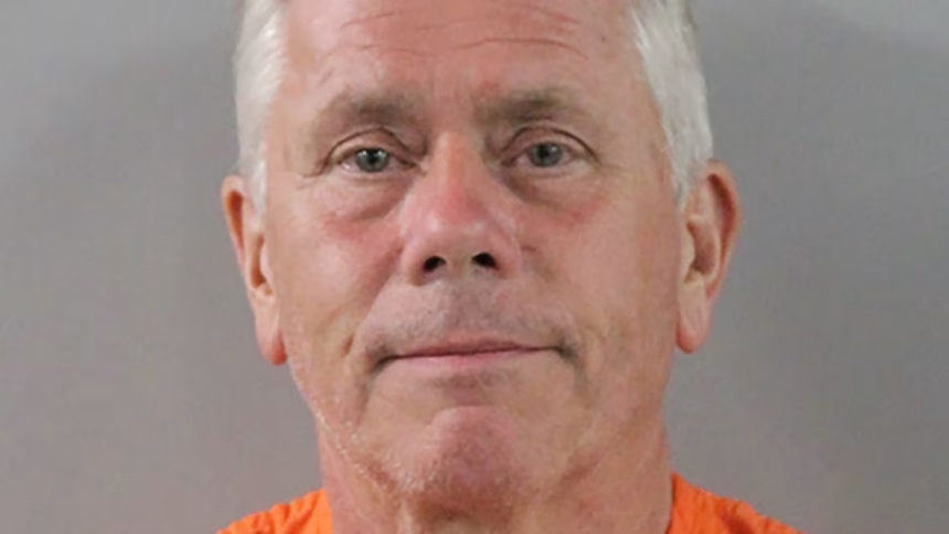 Lo que prometía ser una tranquila escapada familiar en el Solterra Resort de Davenport, en Florida (EEUU), se convirtió en una pesadilla cuando Mark Raymond Gibbon, un turista británico de 62 años, fue arrestado por presuntamente intentar ahogar a la esposa de hijo, Jasmine Wyld, de 33 años, en la piscina del complejo. 