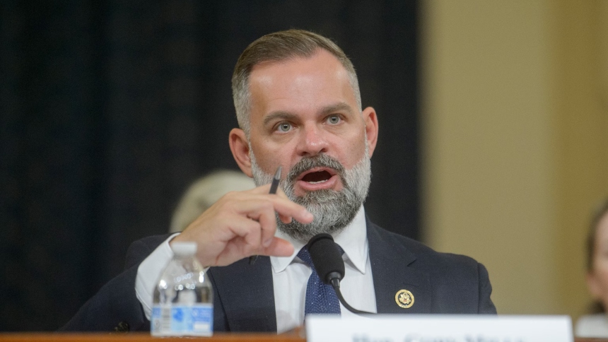  Un escándalo sacude la política de Florida (EEUU) e involucra al congresista republicano Cory Mills, quien enfrenta graves acusaciones por parte de su expareja, Lindsey Langston al denunciarlo por presuntamente amenazarla con difundir videos íntimos tras el fin de su relación.  