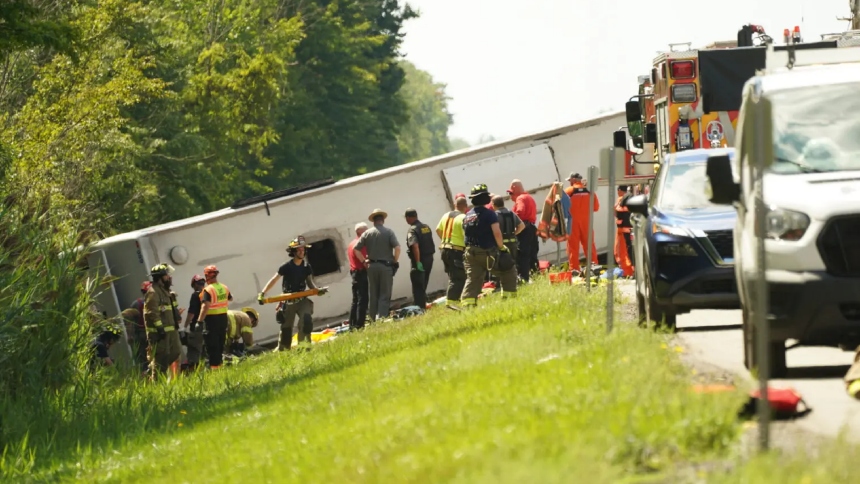 Una excursión que prometía paisajes inolvidables terminó en tragedia este viernes, 22 de agosto, cuando un autobús turístico que regresaba de las Cataratas del Niágara perdió el control y se volcó en la autopista New York State Thruway, cerca de Pembroke, al oeste del estado.  