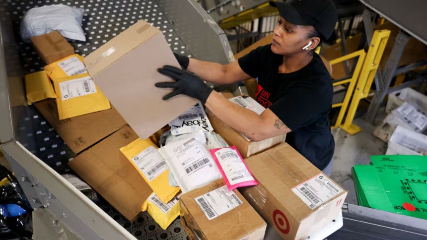 La relación comercial entre México y Estados Unidos enfrenta una nueva sacudida tras la firma de la Orden Ejecutiva 14324 por parte del presidente de EEUU, Donald Trump, que impedirá que muchas personas del país latino reciban paquetes enviados por sus familiares.   