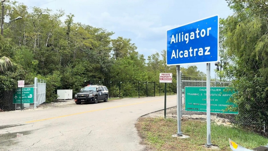 Un panel de un tribunal federal de apelaciones suspendió este jueves, 4 de septiembre, la orden de una jueza que exigía el cierre del centro de detención migratoria conocido como “Alligator Alcatraz”.  