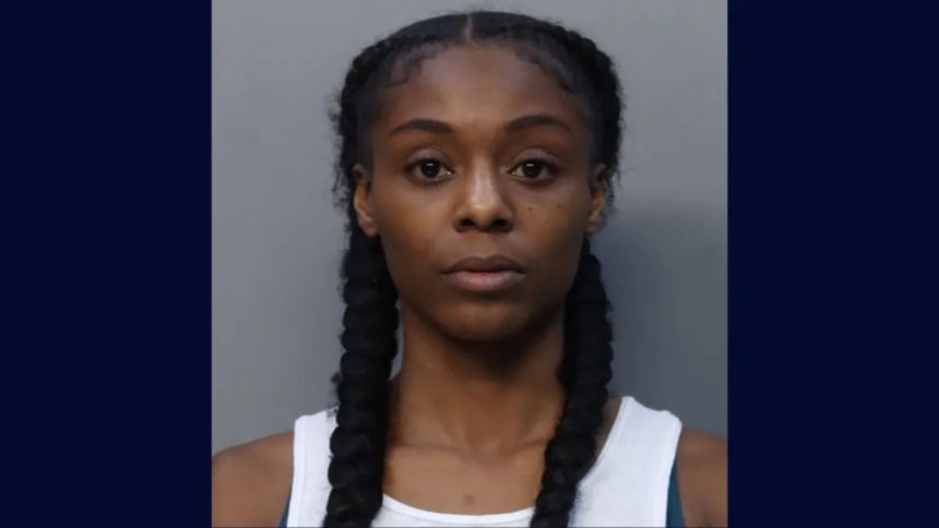 Una mujer de 25 años, identificada como Angelina Chenel Esty, terminó arrestada en Miami, en Florida (EEUU), tras ser acusada de liderar un esquema delictivo que consistía en drogar a hombres en bares para luego despojarlos de relojes de lujo, dinero en efectivo y otras pertenencias.