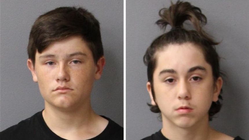 Dos madres decidieron entregar a sus hijos a las autoridades tras reconocerlos en un video de vigilancia que los mostraba causando severos destrozos en la Escuela Primaria Friendship, ubicada en Deltona, en Florida (EEUU).  