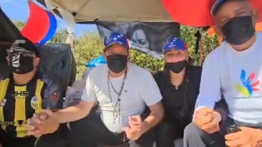 VIDEO: Llegan a siete días de huelga de hambre los venezolanos apostados frente a la CPI