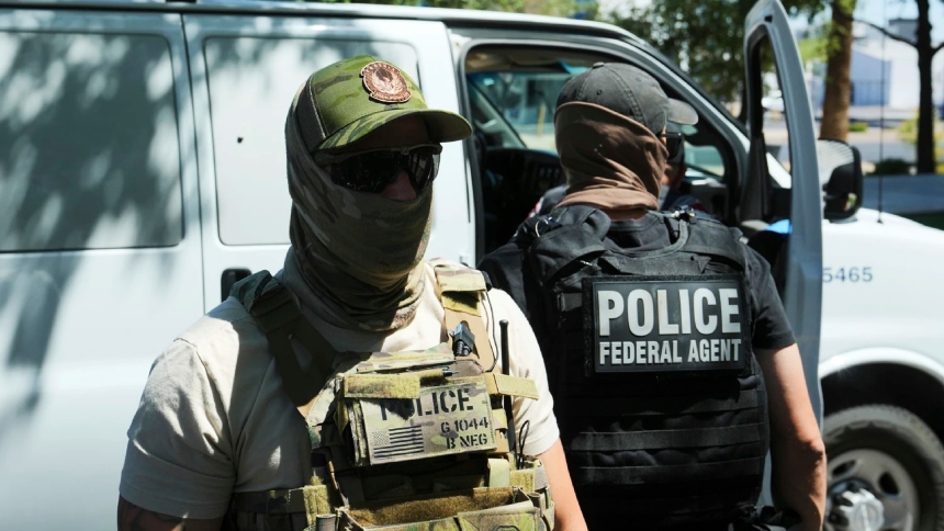 En una operación conjunta, el Servicio de Inmigración y Control de Aduanas (ICE, por sus siglas en inglés) arrestó a más de 400 migrantes indocumentados en Florida (EEUU). 