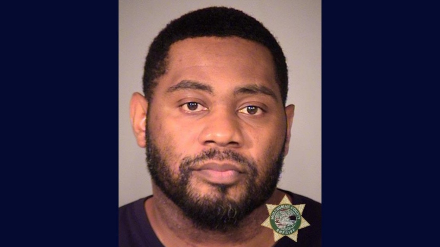 Una escena de horror sacudió Portland, en Oregón (EEUU), cuando Joseph Washington, un hombre con antecedentes criminales, fue declarado culpable de golpear a su hijo bebé –de apenas 20 meses – con tal violencia que le perforó el intestino delgado.  