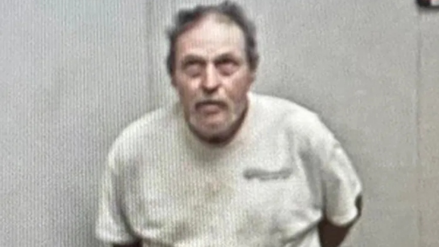 En Redding, en California (EEUU), Glen Stevenson, de 63 años, terminó arrestado por el presunto asesinato de Salvador Rabago, de 46 años, utilizando una flecha como arma letal.  