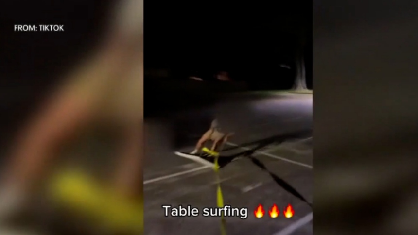 Dos adolescentes del condado de Northampton, en Pensilvania, enfrentan cargos criminales tras protagonizar incidentes separados relacionados con un reto viral de TikTok denominado “mesa de surf” que dejaron un saldo devastador: un joven muerto y una mujer con lesiones cerebrales permanentes.  