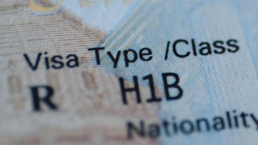 El presidente de los Estados Unidos, Donald Trump, firmaría una proclamación que establece una tarifa obligatoria como requisito para la tramitación de la visa H-1B, utilizada por profesionales extranjeros altamente calificados en sectores como tecnología, ciencia, salud y educación.  