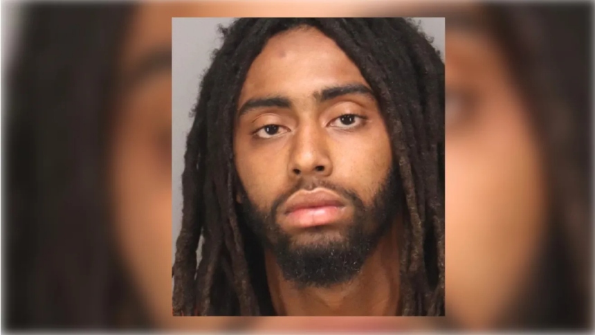 Una escena escalofriante sacudió la ciudad de Gulfport, en Florida (EEUU), cuando Xavier Omar Rigby, de 22 años, atropelló a una mujer que circulaba en bicicleta eléctrica y continuó conduciendo con su cuerpo sobre el parabrisas durante varias cuadras. 