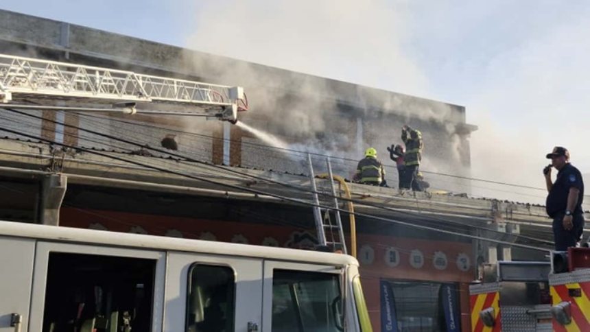 EN VIDEO: Bomberos controlaron incendio en local de electrodomésticos de concurrido mercado en Maracaibo