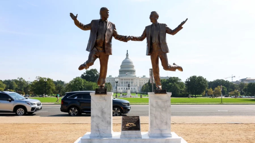 Una estatua satírica que mostraba al presidente de los Estados Unidos, Donald Trump, y al fallecido financiero y delincuente sexual Jeffrey Epstein tomados de la mano fue retirada apenas 24 horas después de su instalación en la Explanada Nacional de Washington D.C.  