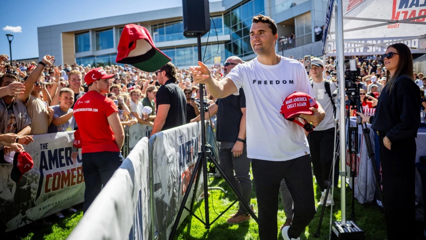 El condado de Lake, en el centro del estado de Florida, se convirtió en el primero de Estados Unidos en rendir homenaje al comentarista conservador Charlie Kirk al nombrar una vía pública en su honor.  