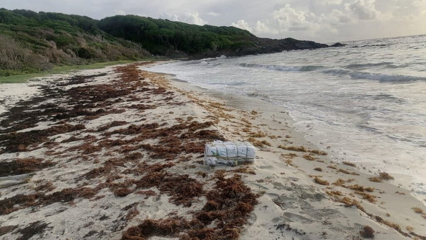 En medio de una intensificación de las operaciones antinarcóticos en el Caribe, el ejército de Estados Unidos ha desplegado en las últimas semanas buques de guerra y ejecutados varios ataques aéreos contra embarcaciones sospechosas de transportar drogas. Sin embargo, los narcotraficantes trabajan intensamente para eludir los bombardeos.  