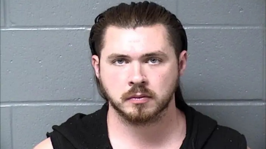 Derek López, un asistente de docencia de 27 años en la Universidad Estatal de Illinois, fue despedido luego de protagonizar un altercado durante un evento de Turning Point USA, organización conservadora estudiantil, y lo más grave, es que terminó arrestado por amenazar de muerte al presidente de los Estados Unidos, Donald Trump.  