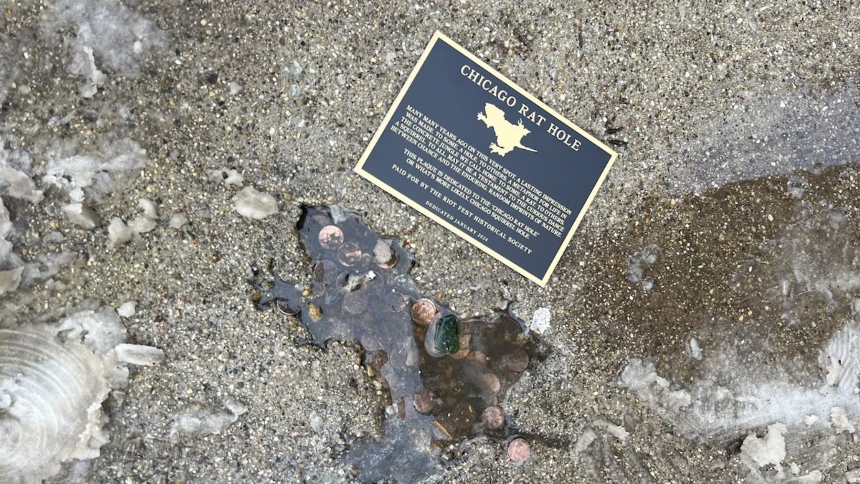 Durante meses, el llamado “Chicago Rat Hole” fue objeto de especulación, humor y hasta culto urbano. Ubicado en una acera del barrio Roscoe Village, este peculiar hundimiento en el concreto parecía tener la forma de una rata con patas extendidas, garras visibles y una postura dramática. Pero no era así.  