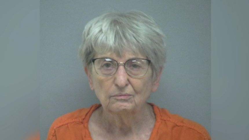 La tranquilidad de Hilton Head Island, en Carolina del Sur (EEUU), se vio interrumpida por un hecho insólito y trágico: el pasado 12 de septiembre, Harriet Kay Recker, una anciana de 82 años, terminó arrestada por presuntamente asesinar a su esposo, Dennis Recker, de 81, dentro del Preston Health Center, un centro especializado en rehabilitación.  