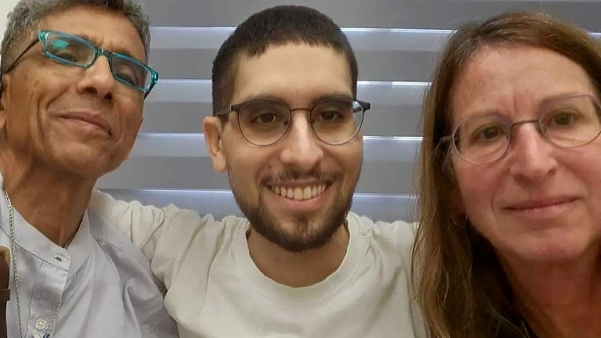 Después de más de 700 días de cautiverio, Evyatar David, un joven israelí de 24 años, terminó este lunes, 13 de octubre, liberado como parte de un acuerdo de alto el fuego entre Israel y Hamás, el cual es impulsado por Estados Unidos y otros aliados.  